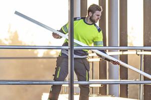  Die unnatürlichen Fluoreszenzfarben verleihen der Hi-Vis-Kleidung von Kansas auch aus weiter Entfernung eine hohe Sichtbarkeit. 