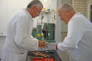  Zwei Experten aus Israel (links Hr. Bin David und Rechts Hr. Koren) üben in der Werkstatt des BfS Maintal während der Fortbildung. 