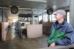  Im Melkstand in Obergünzburg sorgen zwei kleine Ventilatoren für einen angenehmen Luftzug – die bisherigen Ventilatoren in der Mitte will Peter Maurus noch entfernen, weil diese zu laut sind.  