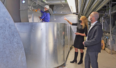 BÄRO-Geschäftsführerin Dr. Sandra von Möller und ETW.Geschäftsführer Dr. Guido Dietz verfolgen den Einbau der UV-C-Module. 