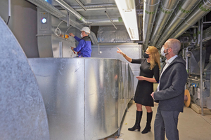  BÄRO-Geschäftsführerin Dr. Sandra von Möller und ETW.Geschäftsführer Dr. Guido Dietz verfolgen den Einbau der UV-C-Module.  