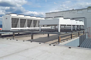  Trockenkühler auf dem Dach des Produktionsgebäudes: Ab einer Temperatur von +5 °C schaltet die Anlage automatisch auf Freikühlung um.  