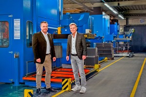  Die beiden Roller-Geschäftsführer vor dem erneuerten Stanzmaschinen-Park (v.l.: Wolfgang Krenn, Joachim Reule) 