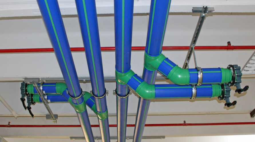 In den Bereichen Kälte- sowie Druckluft- und Vakuumleitungen wurde ?aquatherm blue pipe? installiert.        