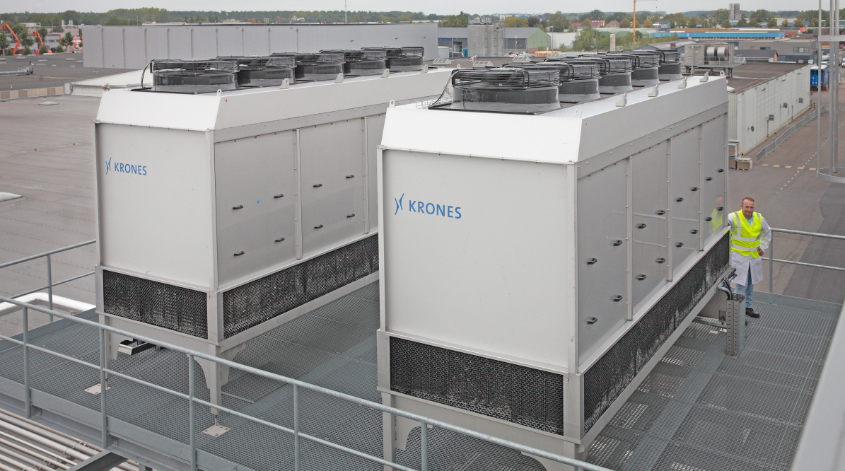 Bild 1: Krones setzt auf eigene Kühltürme für die effiziente Kühlung seiner Produktionsanlagen.