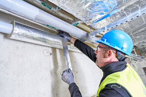  Die Montage der „Teclit PS Cold“-Rohrschalen ist denkbar einfach: Die geschlitzte Schale wird über die Leitung geschoben, die selbstklebenden Überlappungen der Aluminiumkaschierung werden mit einem Spatel glatt angedrückt. Stöße zwischen zwei Rohrschalen werden mit dem „Teclit Alutape“ sicher umwickelt und verklebt. Die Sicherungsverklebung nach DIN 4140 bietet eine einfache Lagesicherung. 