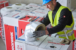  Schablonen auf den Verpackungen der ?Teclit PS Cold? erleichtern den Zuschnitt der Isolierung für einen Rohrbogen 