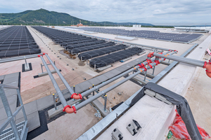  172 Solar-Luft-Kollektoren und 3.350 PV-Module auf dem Dach des IKEA-Auslieferungslagers  