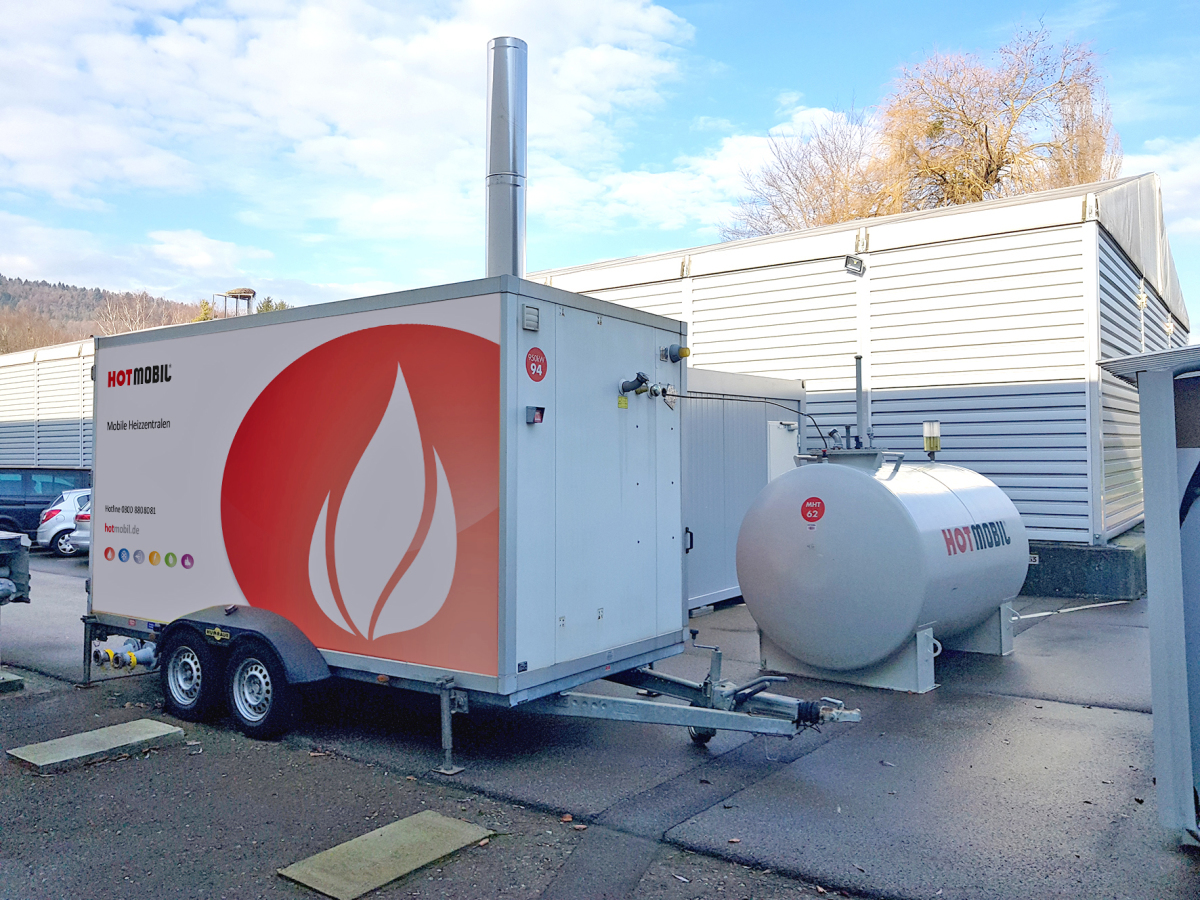 Eine mobile Heizzentrale mit 950 kW Wärmeleistung und ein 5.000 Liter Heizöltank lieferten über mobile Verbindungsleitungen die benötigte Energie für die Produktionshalle. 