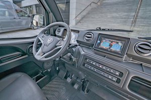  Die klimatisierte Fahrerkabine des Elektro-Transporters mit Multifunktionslenkrad, einem 10-Zoll-Display zur Anzeige sämtlicher Funktionen und Multimediasystem.  