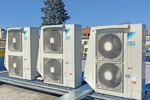  VRV-Anlage mit "L∞P"-Logo: Alle Daikin-Wärmepumpen, die dieses Prinzip unterstützen, sind leicht am Logo zu erkennen. dm-Märkte erhalten von Daikin ein Zertifikat, das bestätigt, dass der jeweilige dm-Markt den Einsatz von zurückgewonnenem Kältemittel unt 