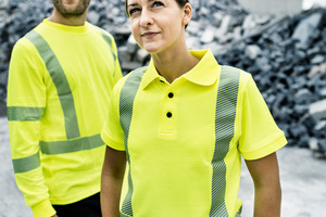  In seiner Multinorm-Linie bietet Rofa (Schüttorf) drei mehrfach zertifizierte Oberteile in Marine, Kornblau und Leuchtgelb-Marine an. Die Langarm-Poloshirts wie auch das Sweatshirt haben einen UPF 50+, der durch die Norm EN 13758-2 ermittelt wurde. In der 