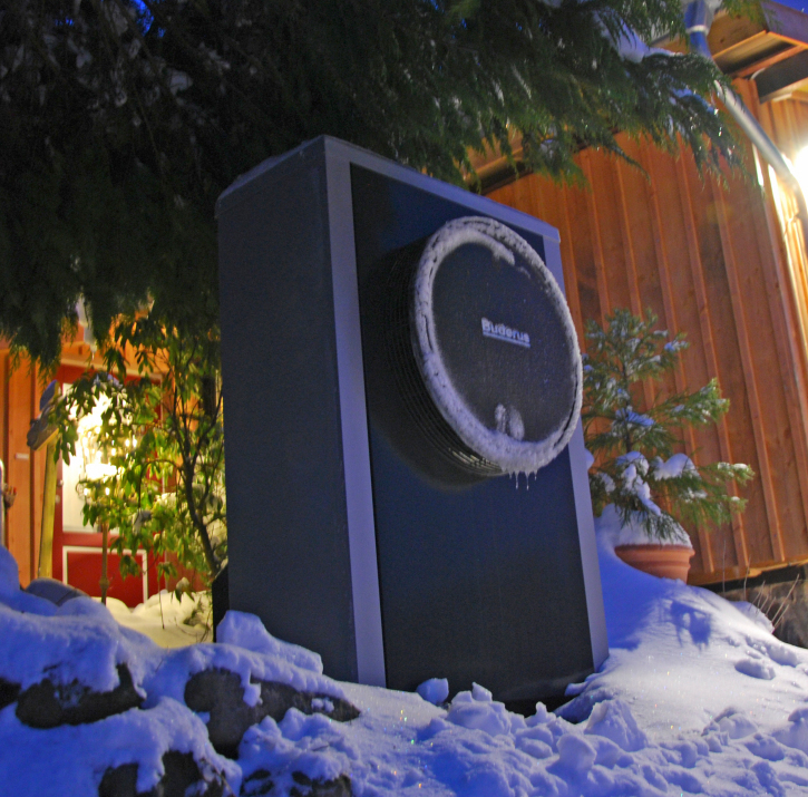 Draußen winterliche Idylle, drinnen mollige Wärme: Eine Buderus Luft-Wasser-Wärmepumpe versorgt ein renoviertes Holzhaus im Vogelsberg mit Heizwärme und Warmwasser.