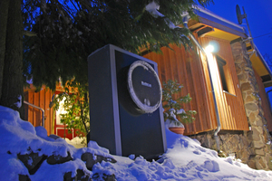  Draußen winterliche Idylle, drinnen mollige Wärme: Eine Buderus Luft-Wasser-Wärmepumpe versorgt ein renoviertes Holzhaus im Vogelsberg mit Heizwärme und Warmwasser. 