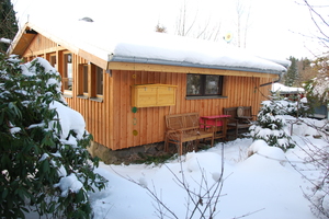  Komplett renoviert: Ein im dänischen Stil errichtetes Holzhaus in einer Ferienhaussiedlung im Vogelsberg.  