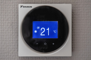  Das System startet bei Bedarf automatisch und stellt Wohlfühltemperaturen im Zimmer sicher.  