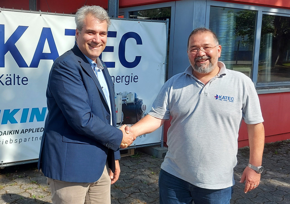 Alexander Möller (Daikin Applied, li.) und Ahmet Kalkan (Katec, re.)