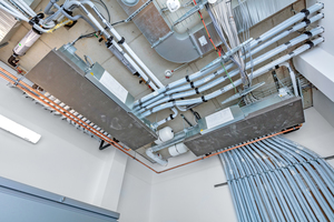  Die HBC-Controller übernehmen den Wärmeaustausch zwischen den kältemittelgeführten Außenkreisläufen und den wasserbasierten Innenkreisläufen. Alle Rohrleitungen die durch das Gebäude führen, sind mit Wasser befüllt. 