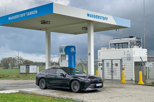  Im Hintergrund dieser Wasserstoff-Tankstelle ist die Kältemaschine mit der Wasserstoffaufbereitung gut zu sehen.  