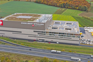  Der gigantische Industriebau aus Stahl mit einer Glasfassade, die zeitweise das größte Fassadenbauprojekt Deutschlands war und mit 22.500 m² größer ist als die Glasfassade der Hamburger Elbphilharmonie. 