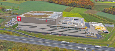 Der gigantische Industriebau aus Stahl mit einer Glasfassade, die zeitweise das größte Fassadenbauprojekt Deutschlands war und mit 22.500 m² größer ist als die Glasfassade der Hamburger Elbphilharmonie.