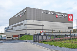  Der von 2017 bis 2019 neu errichtete Produktionsstandort von Engelbert Strauss in Schlüchtern (Nähe Frankfurt am Main) hat eine Betriebsfläche von 90.000 m2, wovon fast 55.000 m2 zu klimatisierende Fläche sind. 