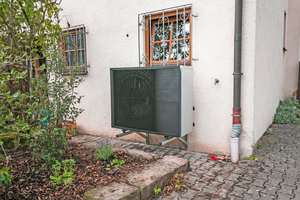  Damit Deutschland seine Klimaschutzziele erreicht, muss die Austausch-Rate im Altbau enorm gesteigert werden. Dies funktioniert mit Wärmepumpen wie der Daikin Altherma 3 H HT, die speziell für den Heizkessel-Tausch konzipiert wurde und mit Vorlauftemperaturen von bis zu 70°C auch mit bestehenden Heizkörpern effizient arbeitet 