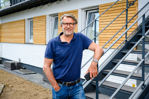 <div class="bildtitel">Bauherr Wolfgang Lehwald vor seinem sanierten Elternhaus</div> 