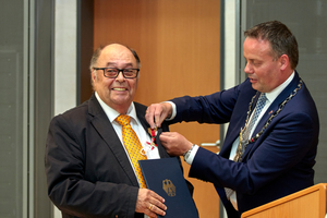  Verleihung des Verdienstkreuzes am Bande an Landesinnungsmeister Reiner Bertuleit durch Oberbürgermeister Claudio Griese 