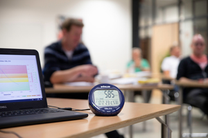  Mit einem CO2-Messgerät kann in Klassenzimmern und Seminarräumen der CO2-Wert kontrolliert werden 
