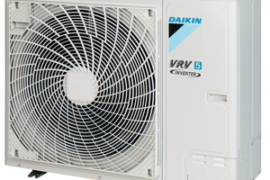  Mit der Einführung der Mini VRV 5 für das Heizen und Kühlen kleinerer gewerblicher Anwendungen brachte Daikin 2020 erstmals ein VRV System mit dem klimaschonenderen Kältemittel R-32 auf den Markt 
