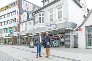  Vor dem Intersport in Delmenhorst: Geschäftsführer Thomas Girschner (links) von der Girschner GmbH &amp; Co. KG mit seinem zuständigen Außendienstmitarbeiter Jan Levin von Swegon 