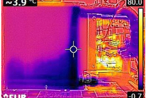  Bild 1: Seitliche Aufnahme eines Wärmeübertragers mit einer Wärmebildkamera. Zu sehen ist die ungleiche Verteilung des Kältemittels (blau). 