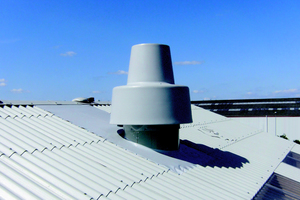  Einbausituation des Dachventilators „VR 3400“ mit Wärmerückgewinnung im Schrägdach einer Werktstatt. Das Gerät ist auch für Altbauten sehr gut geeignet. 