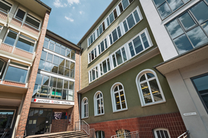  In Kassel sind in 132 Räumen von 13 Schulen und drei Kindertagesstätten die dezentralen Comfort-Großraum-Lüftungsgeräte CGL von WOLF installiert 