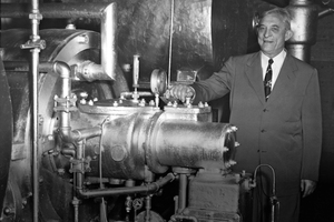  Willis Carrier im Jahr 1950, hier mit der ersten je gebauten Turbokälte­maschine, die anschließend 27 Jahre lang bei der Onondaga Pottery ­Company in Syracuse, New York, ihre Dienste leistete. Die Carrier Corporation kaufte das Gerät zurück, um es der Smithsonian Institution in Washington, D.C., zur Verfügung zu stellen, wo es heute noch steht. 
