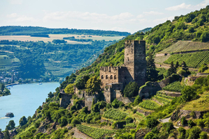  Die Burg Gutenfels thront bereits seit über 900 Jahren auf einer Anhöhe über der Stadt Kaub im Rhein-Lahn-Kreis in Rheinland-Pfalz 