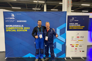  Frederik Stiegen und Karsten Beermann mit Sponsorentafel „Kältetechnik“ 