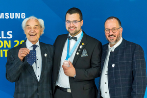  Frederik Stiegen mit Medaille sowie Vater und Großvater – drei Generationen bei der Abschlussparty 