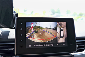  Around View Monitor: Rund um das Fahrzeug verteilte Kameras liefern eine 360-Grad-Rundumsicht, die das Einparken und Manövrieren auf engstem Raum deutlich vereinfachen 