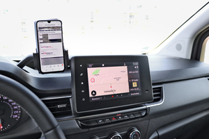 Über den Acht-Zoll-Monitor lassen sich dank Smartphone-Einbindung via Apple CarPlay und Android Auto auch die persönlichen Apps direkt im Fahrzeug nutzen 