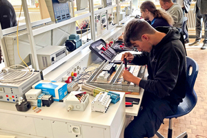  Das neue Elektrolabor an der Max-Taut-Schule in Berlin (Aufbau einer Stern/Dreieck-Schaltung) 