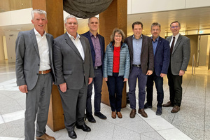  Teilnehmer der Diskussionsrunde zur Novellierung der F-Gase-Verordnung im Umweltministerium in Bonn (v.l.): Christoph Brauneis (Landesinnung Kälte-Klima-Technik Hessen-Thüringen/Baden-Württemberg/VDKF), Karl-Heinz Thielmann (VDKF), Dietrich Asche (BIV), Roswitha Böhrer (Bundesfachschule Kälte-Klima-Technik), Sebastian Schnatz (BMUV), Jörg Peters (Bundesfachschule Kälte-Klima-Technik), Guest Prof. (ZJU) Dr.-Ing. Holger Neumann (DKV) – online zugeschaltet waren: Heidi Stockhaus (BMUV), Dr. Peter Vach, Mike Busse-Lepsius und Adrian Saupe (BMWK), Dr. Diana Thalheim (UBA), Steffen Klein (Landesinnung Kälte-Klima-Technik Hessen-Thüringen/Baden-Württemberg/VDKF), Heribert Baumeister (BIV), Prof. Dr.-Ing. Ullrich Hesse und Jörn Schwarz (DKV) 