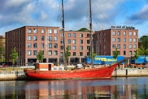  In zentraler Lage nur rund 350 Meter vom Hauptbahnhof entfernt liegt das Me and All in Kiel direkt am historischen Hafenbecken mit Blick auf die Kieler Förde. 