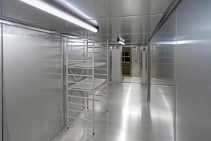  Die Innenausstattung des Containers wird kundenindividuell gestaltet – das Innere der UltratieftemperaturZelle zeigt die hochwertige Verarbeitung für einen hygienischen Betrieb und höchste Zuverlässigkeit 