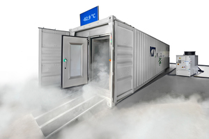  Frontansicht des Ultratieftemperatur-Containers mit Rückkühleinheit an der Seite – die knapp -83°C kalte Luft strömt bei geöffneter Tür zum Boden und bildet Nebel 