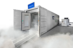  Frontansicht des UltratieftemperaturContainers mit Rückkühleinheit an der Seite – die knapp -83°C kalte Luft strömt bei geöffneter Tür zum Boden und bildet Nebel 