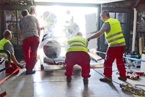  Einbringung der Kältemaschine durch die Gaube des 5. Bodens 