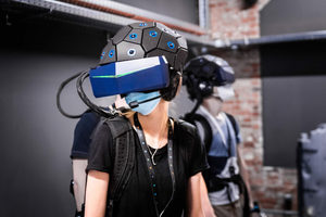  YULLBE-Besucherin mit Tracking-Helm und VR-Brille 