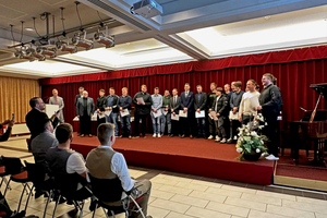 Am 2. März 2023 erhielten 26 junge Mechatroniker/innen für Kältetechnik im Rahmen der Abschlussfeier in Bad Zwischenahn von Obermeister Volker Girschner die Gesellenbriefe 